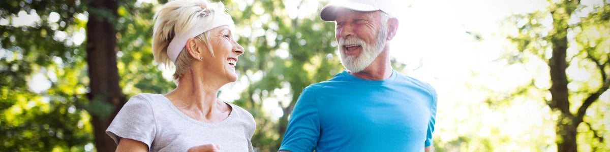 Vitales älteres Päärchen beim Joggen