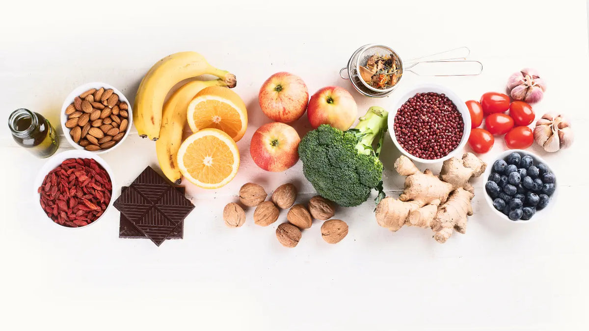 Verschiedene antioxidative Lebensmittel auf einem Tisch