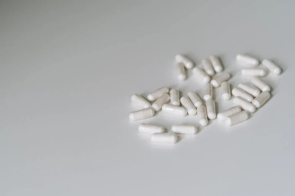 Tabletten liegen in einem Haufen auf einer Arbeitsplatte.