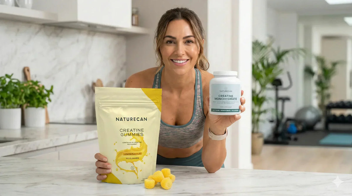 Sportliche Frau hält Kreatin-Produkte von Naturecan in die Kamera