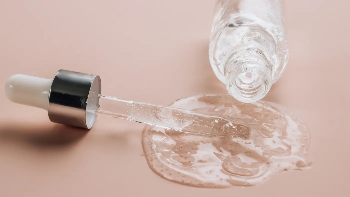 Hyaluronsäure-Serum in Tropfflasche