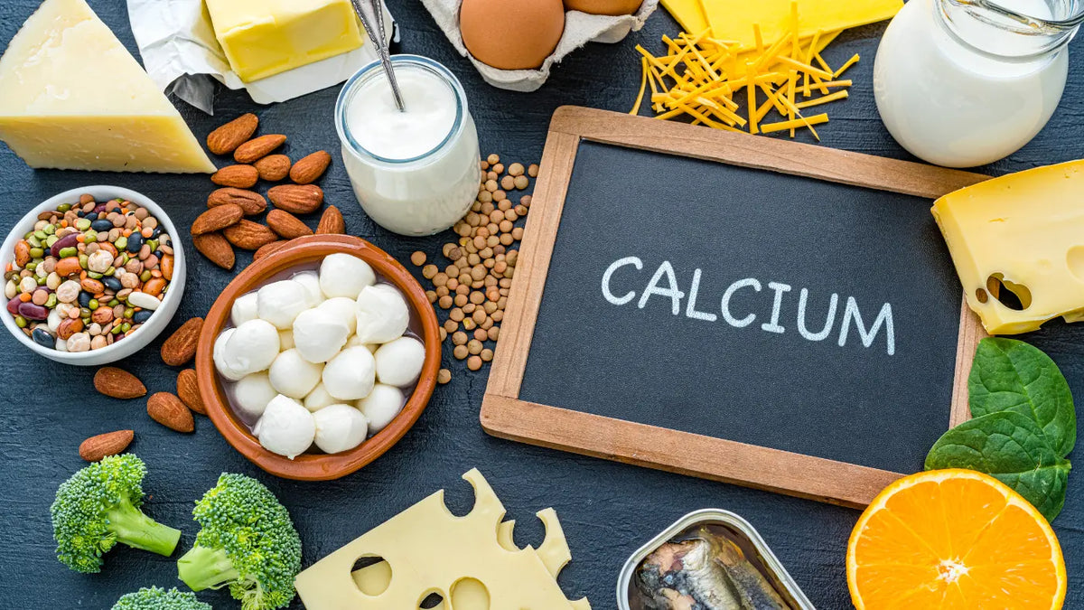 Verschiedene calciumreiche Lebensmittel auf dunklem Untergrund 